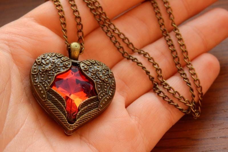 necklace with winged heart 2900736 1920